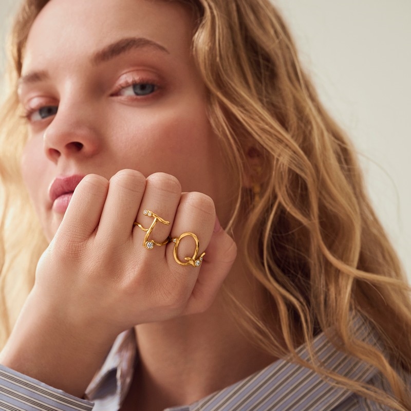 Maanesten - Alfabet ring i forgyldt sølv - T